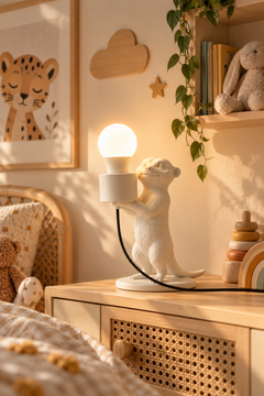 Beyaz 3D surikat figürlü dekoratif masa lambası çocuk odasında