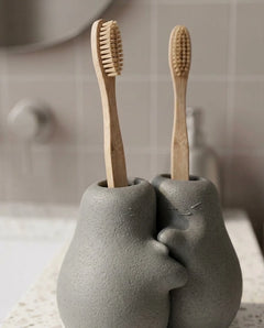 Hug Duo Sarılan Çift Diş Fırçalık – 3D Baskı PLA Banyo Organizeri 13×13 cm