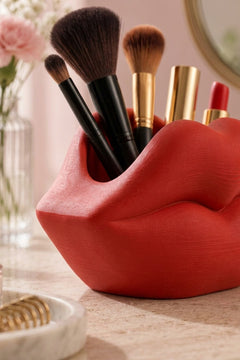Dudak Form Masaüstü Organizer – 3D Baskı PLA Kalemlik, Makyaj Fırçalık ve Gözlük Standı
