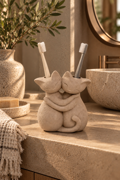 Sarılmış Kediler Figürlü Diş Fırçalığı – Çift Hazneli Banyo Organizeri 13×13 cm