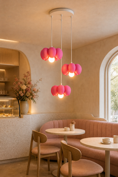 Bloom Trio 3'lü pembe dekoratif çiçek sarkıt avize kafe görünümü