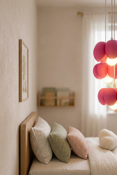 Bloom Trio pembe çiçek sarkıt avize çocuk odası yakın görünümü