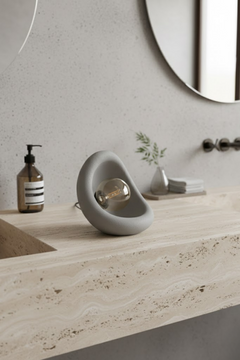 Gri organik formlu masa lambası modern banyo tezgahında
